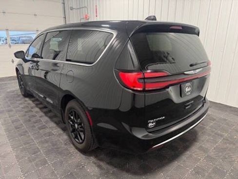 Used 2023 Chrysler Pacifica Touring-L FWD image 3