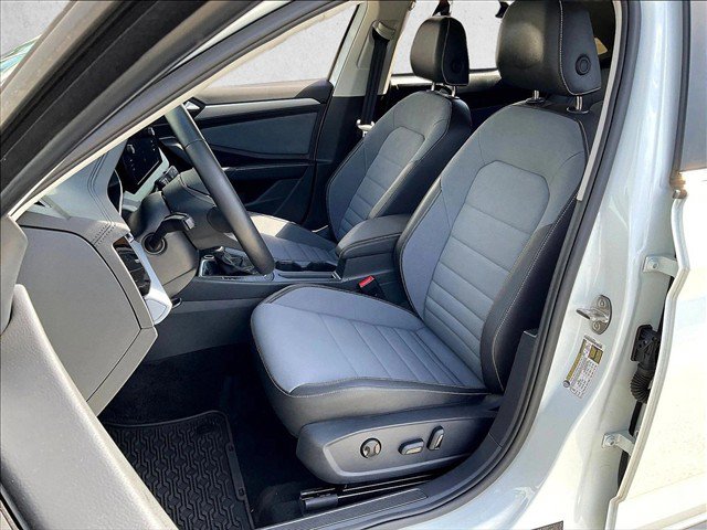 Used 2025 Volkswagen Jetta SE FWD image 26