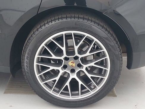 Certified 2018 Porsche Macan image 35