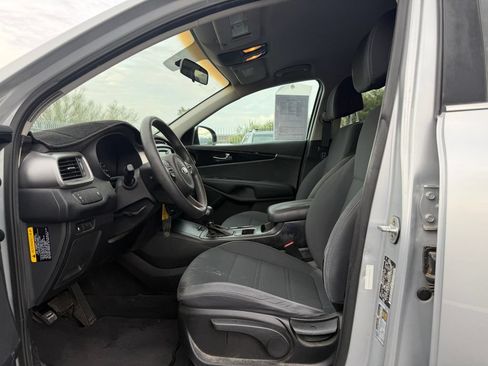 Used 2017 Kia Sorento FWD image 7