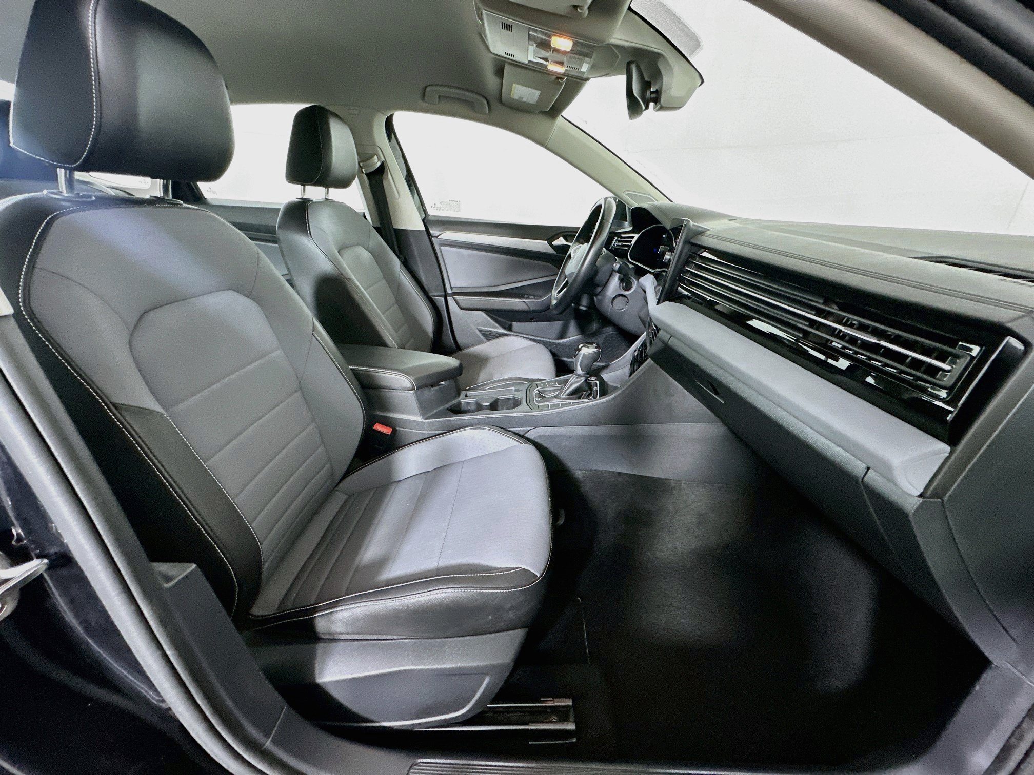 Used 2025 Volkswagen Jetta SE FWD image 29