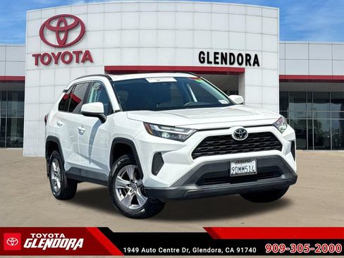 Used 2022 Toyota RAV4 XLE w/ Convenience Package FWD image 2
