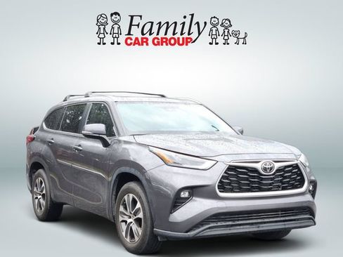 Used 2023 Toyota Highlander XLE FWD image 2