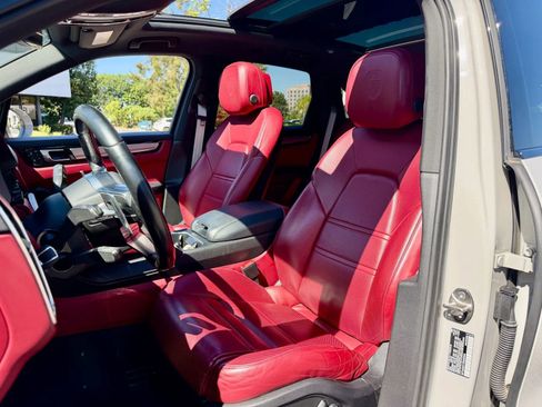 Used 2023 Porsche Cayenne Platinum Edition image 2