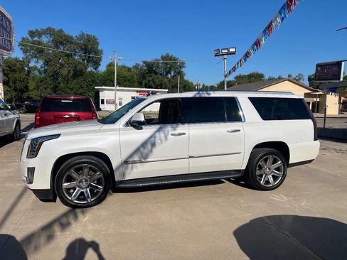 Used 2017 Cadillac Escalade ESV Luxury image 7