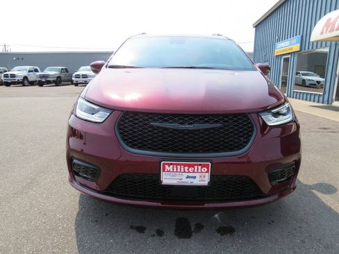 Used 2021 Chrysler Pacifica Touring AWD/4WD image 3