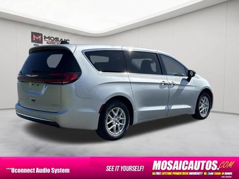Used 2024 Chrysler Pacifica Touring-L FWD image 7