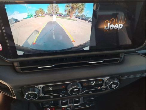 Used 2025 Jeep Wrangler Unlimited Rubicon AWD/4WD image 16