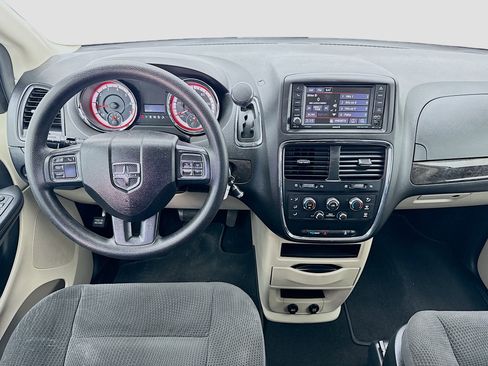 Used 2019 Dodge Grand Caravan SE w/ UConnect Hands-Free Group FWD image 14