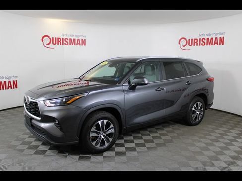 Used 2023 Toyota Highlander XLE FWD image 3