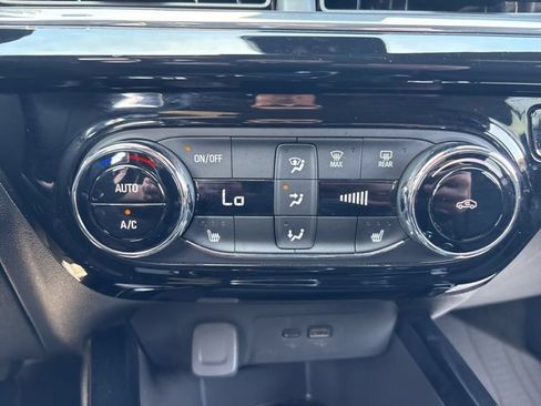 Used 2025 Chevrolet Trax RS w/ Driver Confidence Package FWD image 21