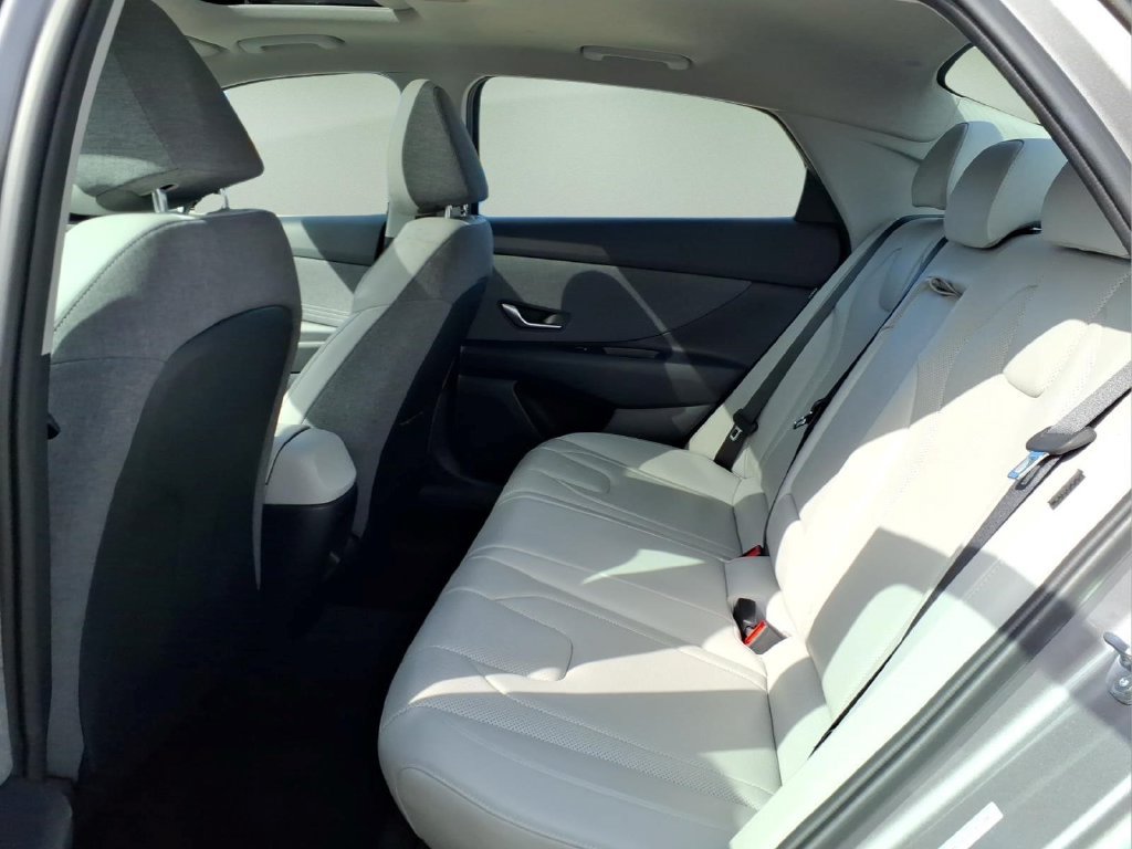 Used 2025 Hyundai Elantra Limited FWD image 9
