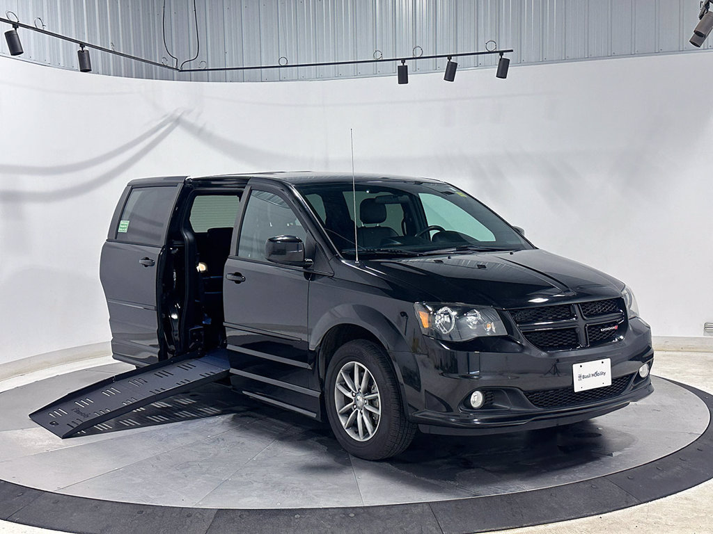 Used 2014 Dodge Grand Caravan R/T w/ Trailer Tow Group FWD image 41