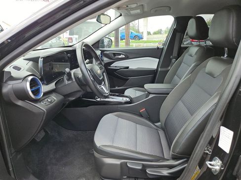 Used 2025 Chevrolet Trax LT w/ LT Convenience Package FWD image 11