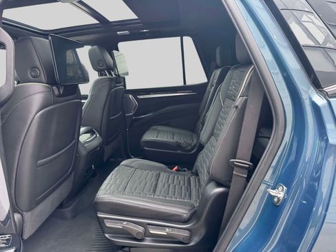 Used 2025 Cadillac Escalade Sport Platinum w/ LPO, ONYX Package image 10