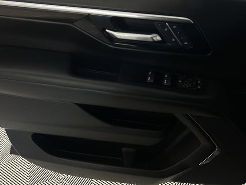 Used 2025 Chevrolet Suburban Z71 image 25