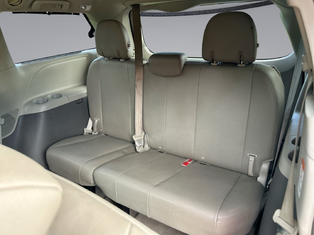 Used 2018 Toyota Sienna XLE w/ XLE Navigation Package FWD image 32