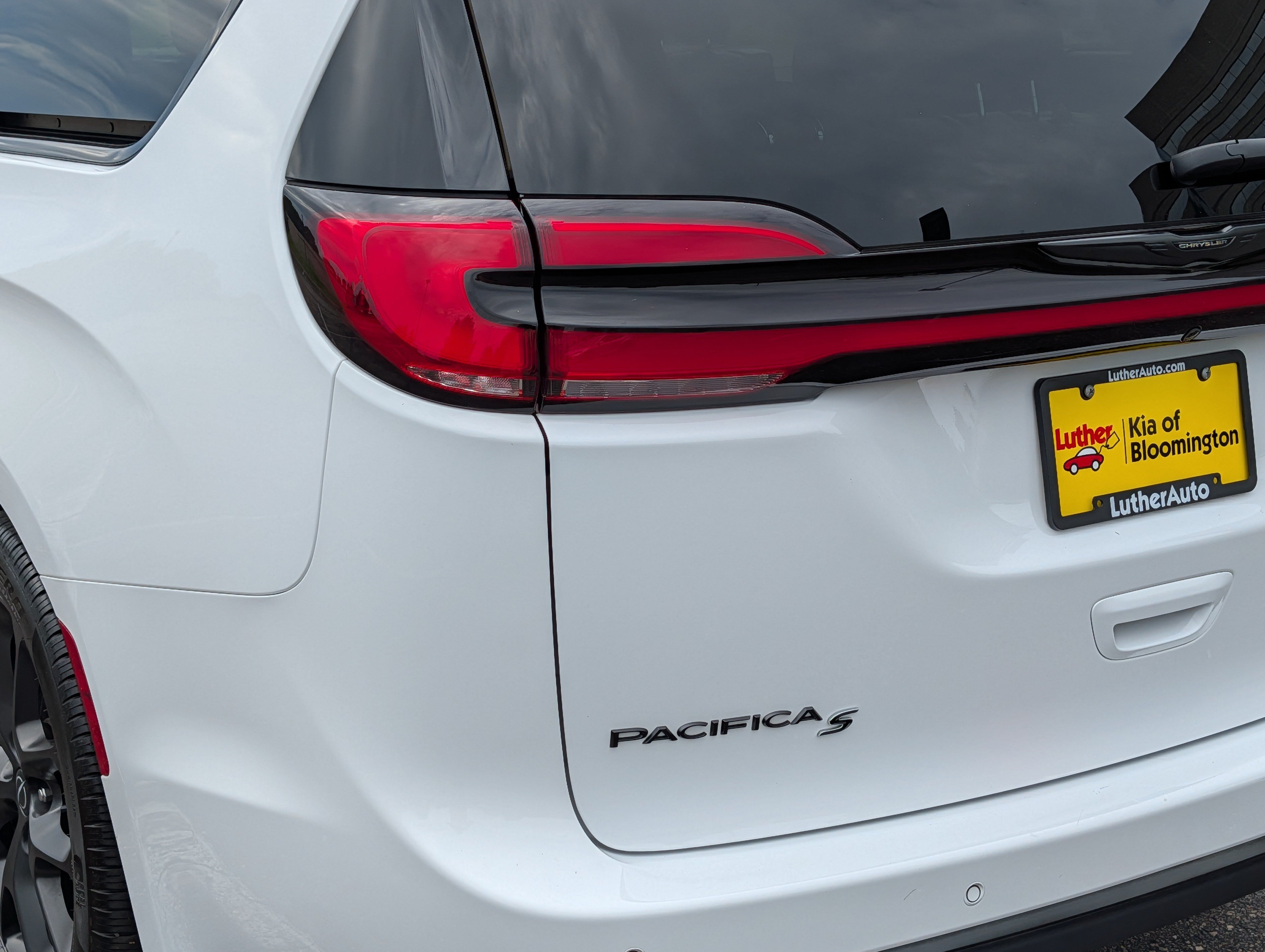 Used 2025 Chrysler Pacifica Limited FWD image 17
