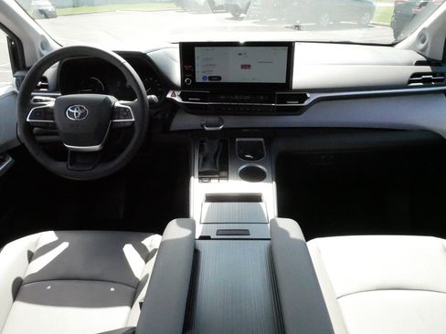 Used 2025 Toyota Sienna XLE w/ XLE Plus Package AWD/4WD image 10