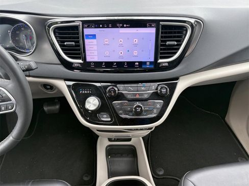 Certified 2023 Chrysler Pacifica Touring-L image 11