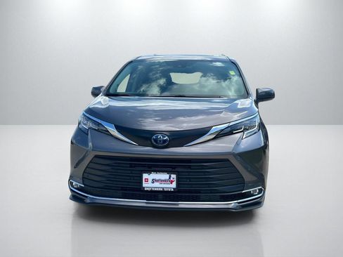 Used 2023 Toyota Sienna XLE w/ XLE Plus Package FWD image 2