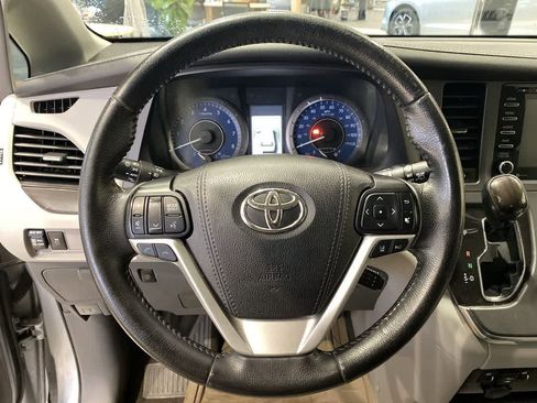 Used 2019 Toyota Sienna XLE image 14
