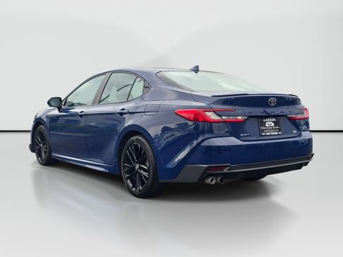 Used 2025 Toyota Camry SE FWD image 3