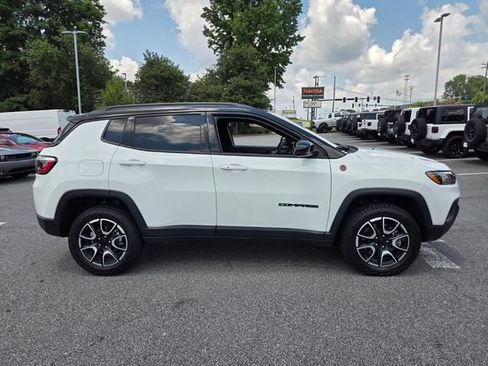 Used 2024 Jeep Compass Trailhawk AWD/4WD image 10