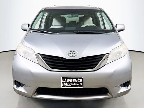 Used 2011 Toyota Sienna LE FWD image 2