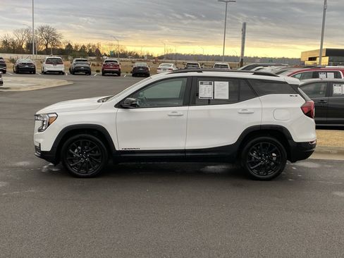 Used 2024 GMC Terrain SLE w/ Driver Convenience Package image 4