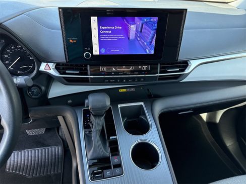 Used 2025 Toyota Sienna LE image 32