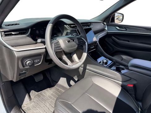 Used 2025 Jeep Grand Cherokee Limited image 11