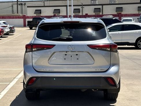Used 2021 Toyota Highlander XLE AWD/4WD image 5