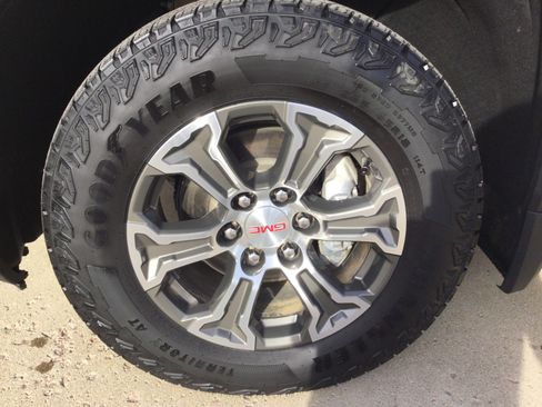 Used 2024 GMC Sierra 1500 SLE image 10