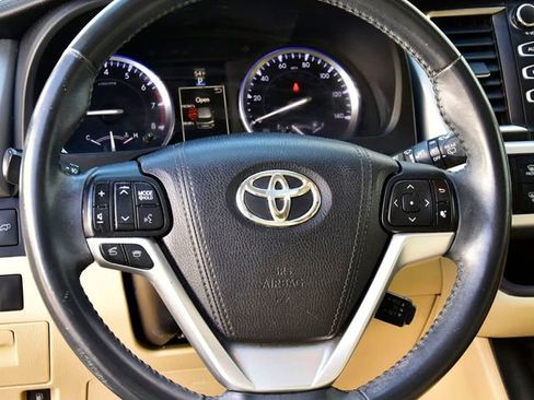 Used 2016 Toyota Highlander XLE AWD/4WD image 18