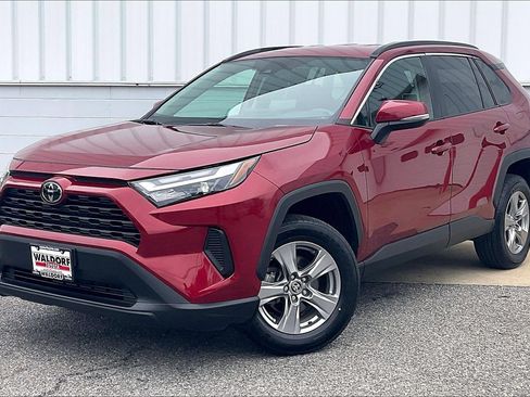 Used 2025 Toyota RAV4 XLE AWD/4WD image 2
