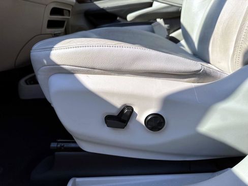 Used 2017 Chrysler Pacifica Touring-L image 10