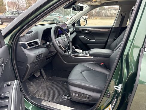 Used 2025 Toyota Highlander Platinum image 14