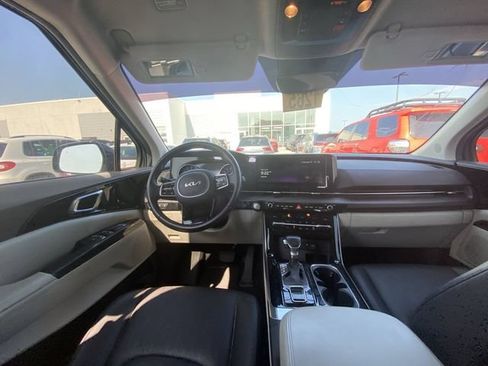 Used 2024 Kia Carnival EX FWD image 5
