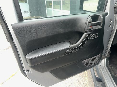 Used 2017 Jeep Wrangler Unlimited Sahara AWD/4WD image 14