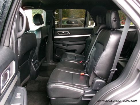 Used 2017 Ford Explorer XLT w/ Equipment Group 202A AWD/4WD image 18