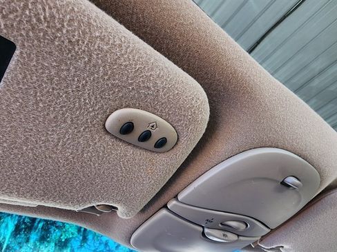 Used 2001 Lincoln Continental image 31