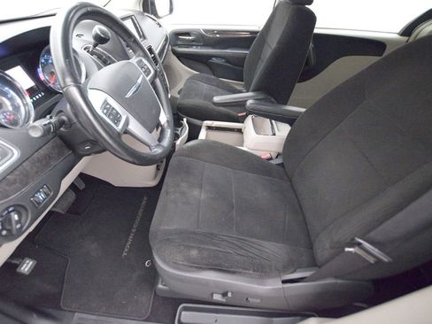 Used 2012 Chrysler Town & Country Touring image 10