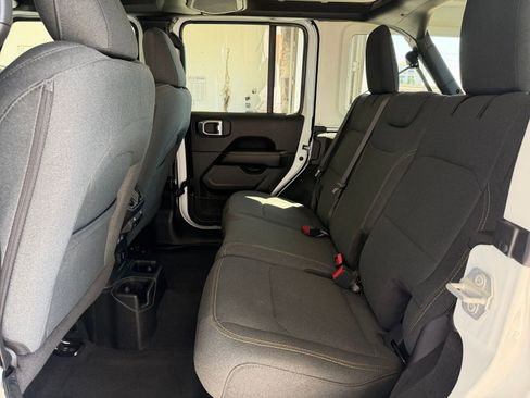 Used 2025 Jeep Wrangler Sahara image 24