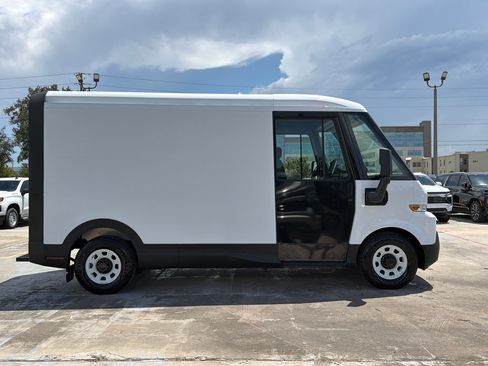 Used 2024 Chevrolet Brightdrop 400 w/ Commercial Equipment Package AWD/4WD image 11