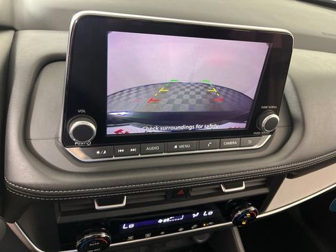 Used 2025 Nissan Rogue SV FWD image 3