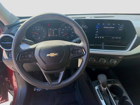 Used 2024 Chevrolet Trax LS w/ LS Convenience Package FWD image 10
