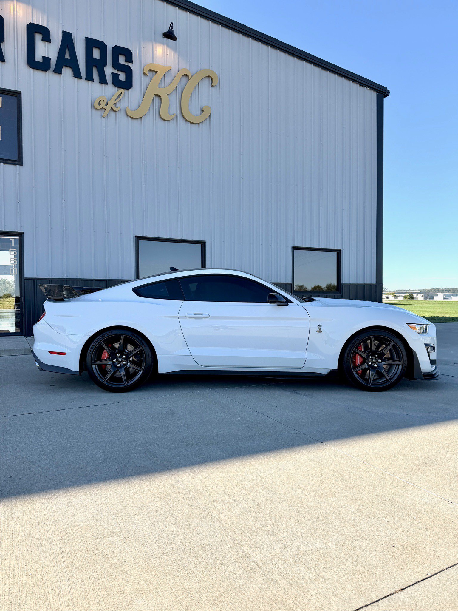 Used 2022 Ford Mustang Shelby GT500 w/ Carbon Fiber Track Pack RWD image 5