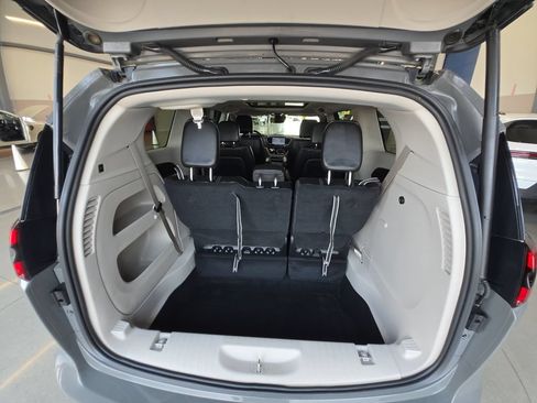 Used 2023 Chrysler Pacifica Touring-L AWD/4WD image 23