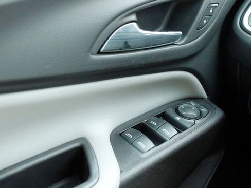 Used 2019 Chevrolet Equinox LT FWD image 25